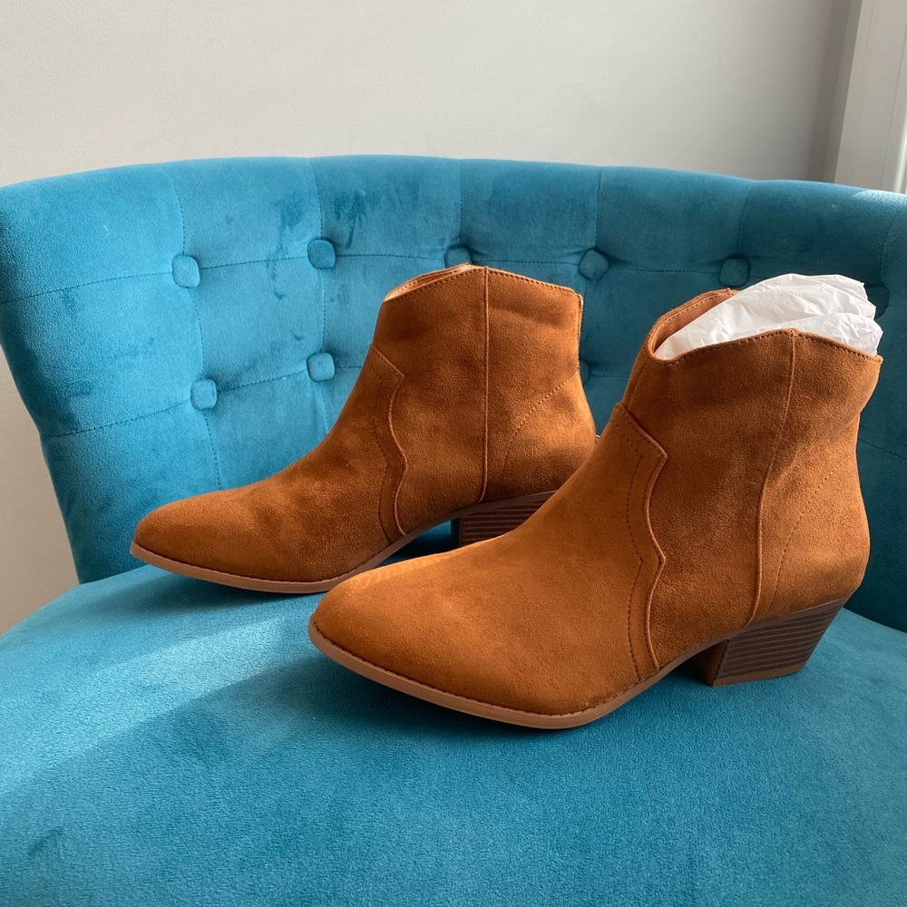 Western booties in faux suede. Never worn!